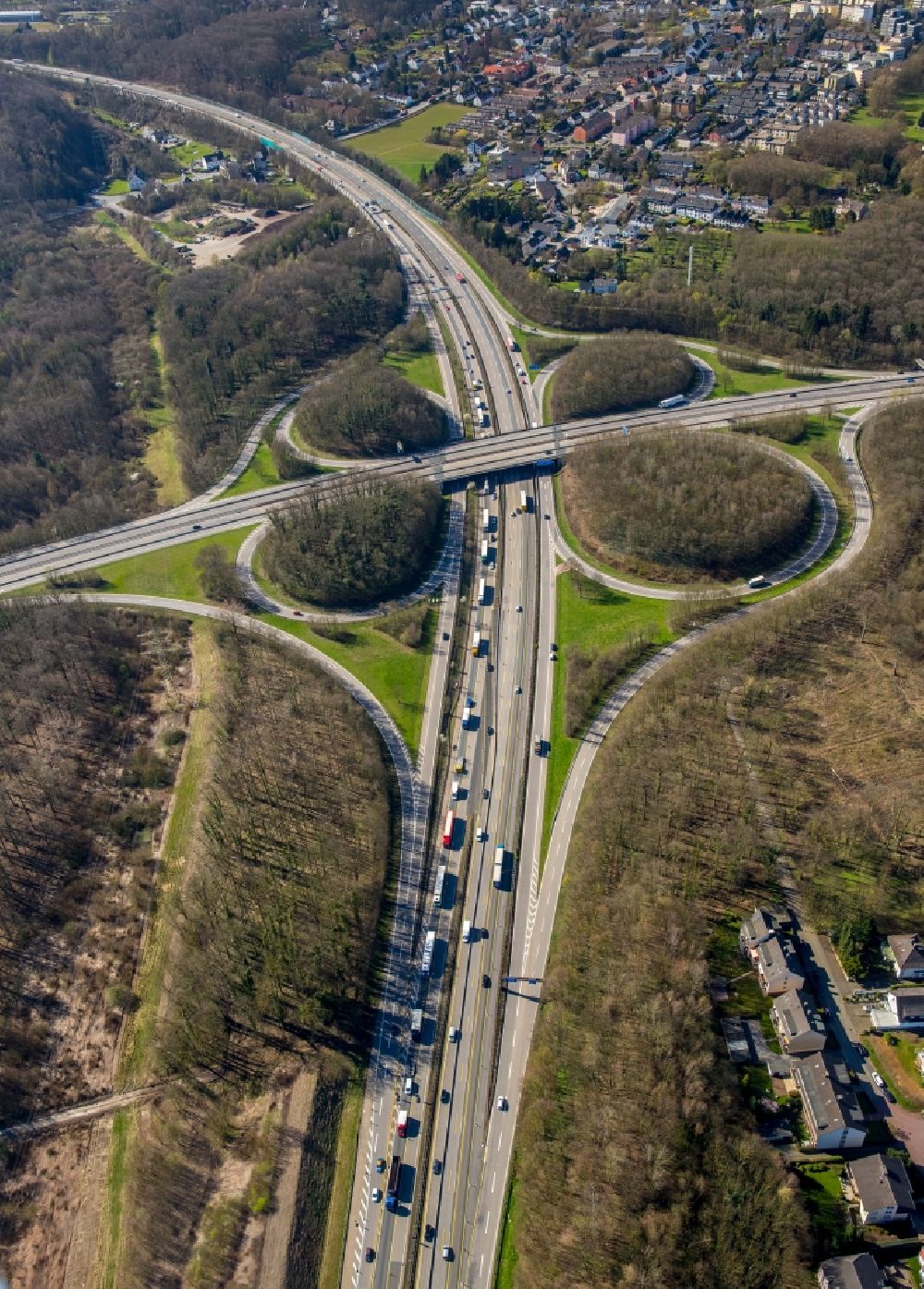 Luftaufnahme Hagen - Verkehrsführung am Autobahnkreuz der BAB A11 - A42 im Ortsteil Herbeck in Hagen im Bundesland Nordrhein-Westfalen, Deutschland
