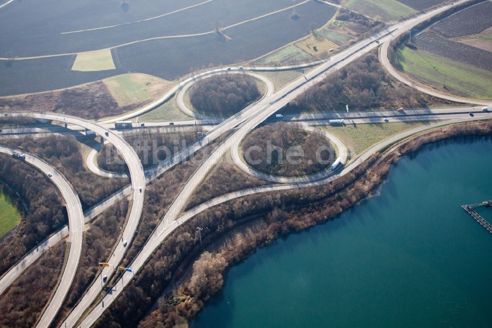 Wörth am Rhein von oben - Verkehrsführung am Autobahnkreuz der BAB A65 im Ortsteil Maximiliansau in Wörth am Rhein im Bundesland Rheinland-Pfalz