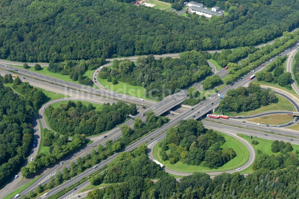Luftaufnahme Köln - Verkehrsführung am Autobahnkreuz der BAB A555 -A4 im Ortsteil Rodenkirchen in Köln im Bundesland Nordrhein-Westfalen, Deutschland