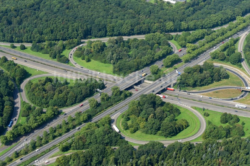 Köln von oben - Verkehrsführung am Autobahnkreuz der BAB A555 -A4 im Ortsteil Rodenkirchen in Köln im Bundesland Nordrhein-Westfalen, Deutschland