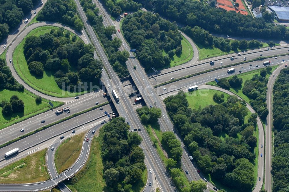 Köln aus der Vogelperspektive: Verkehrsführung am Autobahnkreuz der BAB A555 -A4 im Ortsteil Rodenkirchen in Köln im Bundesland Nordrhein-Westfalen, Deutschland