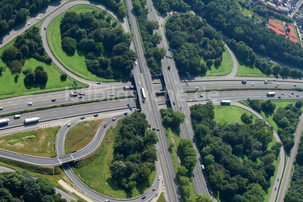 Luftbild Köln - Verkehrsführung am Autobahnkreuz der BAB A555 -A4 im Ortsteil Rodenkirchen in Köln im Bundesland Nordrhein-Westfalen, Deutschland