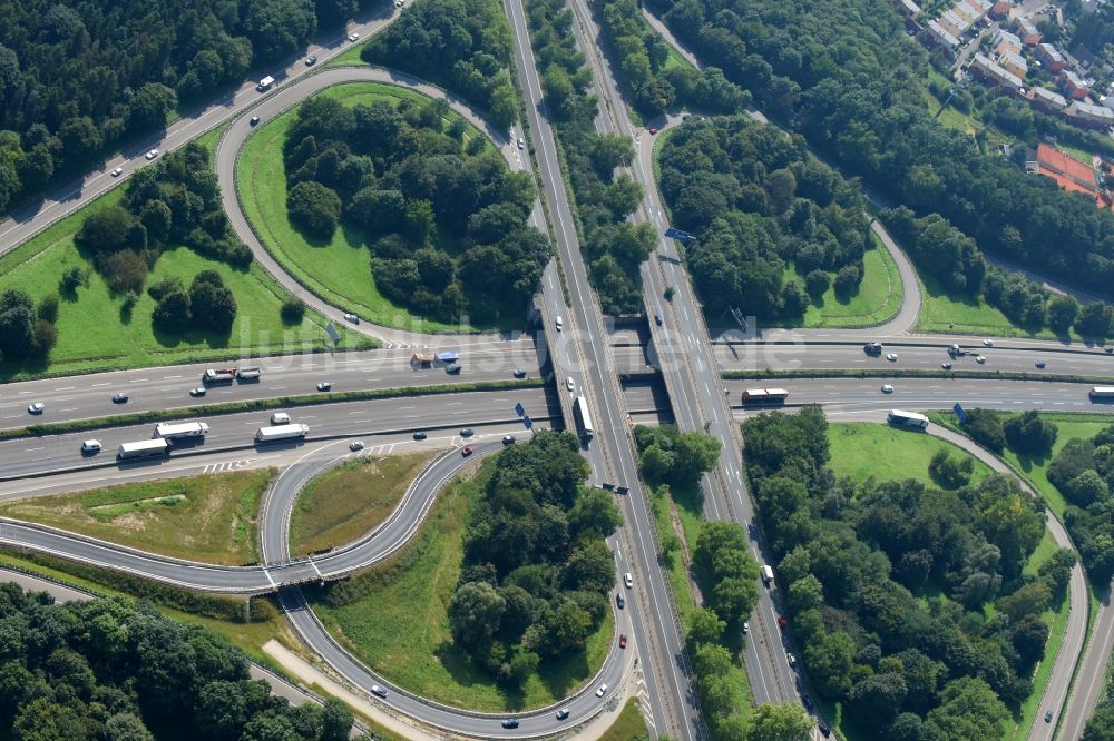 Luftaufnahme Köln - Verkehrsführung am Autobahnkreuz der BAB A555 -A4 im Ortsteil Rodenkirchen in Köln im Bundesland Nordrhein-Westfalen, Deutschland