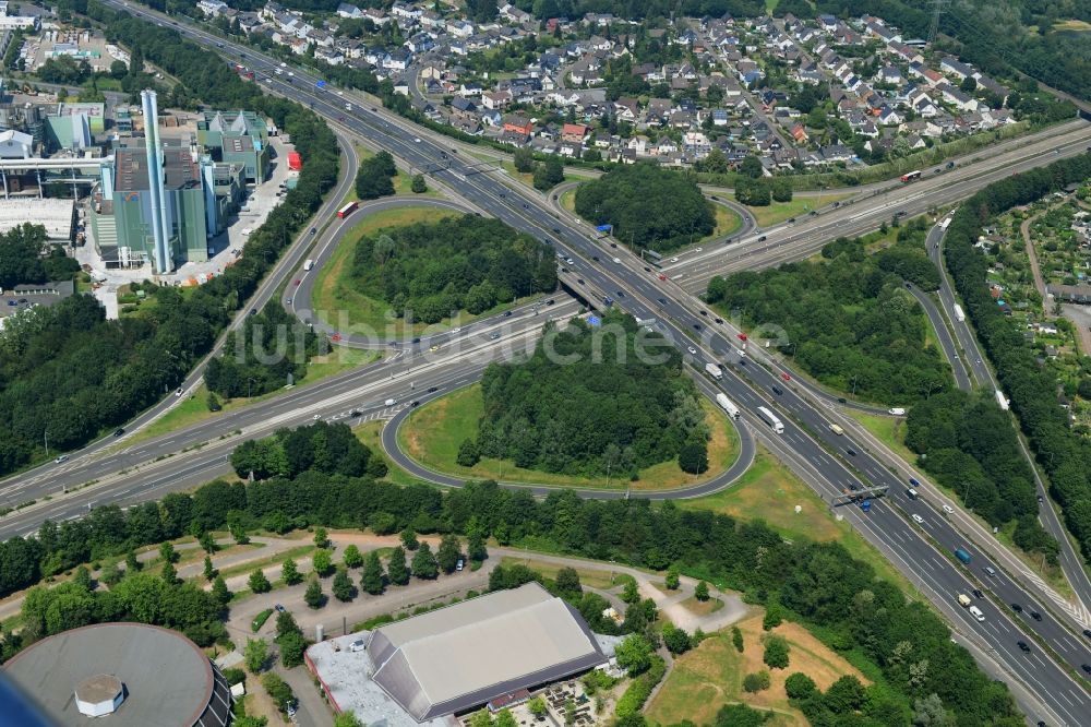 Leverkusen von oben - Verkehrsführung am Autobahnkreuz der BAB A1 und A3 im Ortsteil Wiesdorf in Leverkusen im Bundesland Nordrhein-Westfalen, Deutschland