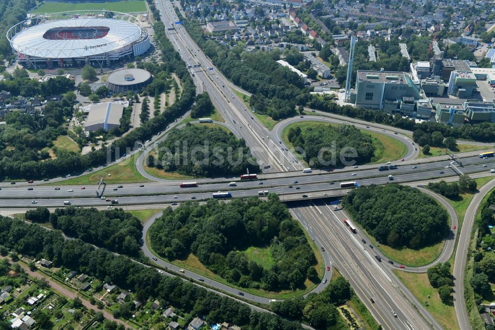 Luftaufnahme Leverkusen - Verkehrsführung am Autobahnkreuz der BAB A1 und A3 im Ortsteil Wiesdorf in Leverkusen im Bundesland Nordrhein-Westfalen, Deutschland