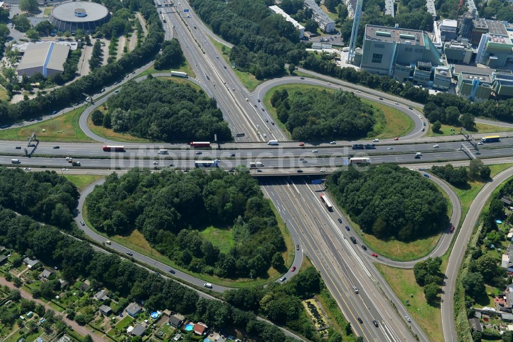 Leverkusen von oben - Verkehrsführung am Autobahnkreuz der BAB A1 und A3 im Ortsteil Wiesdorf in Leverkusen im Bundesland Nordrhein-Westfalen, Deutschland