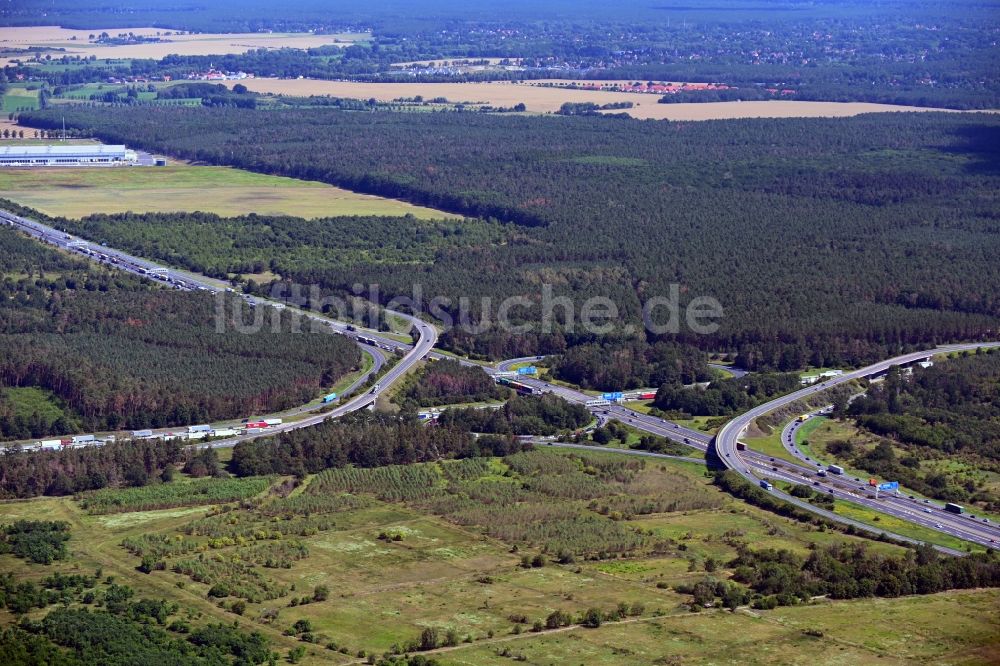 Luftaufnahme Schönefeld - Verkehrsführung am Autobahnkreuz der BAB A10 - E36 Schönefelder Kreuz in Schönefeld im Bundesland Brandenburg