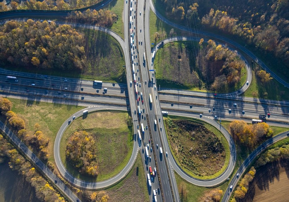Luftaufnahme Schwerte - Verkehrsführung am Autobahnkreuz der BAB A1 und der A45 in Schwerte im Bundesland Nordrhein-Westfalen, Deutschland