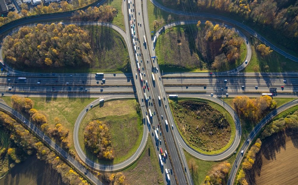 Schwerte von oben - Verkehrsführung am Autobahnkreuz der BAB A1 und der A45 in Schwerte im Bundesland Nordrhein-Westfalen, Deutschland