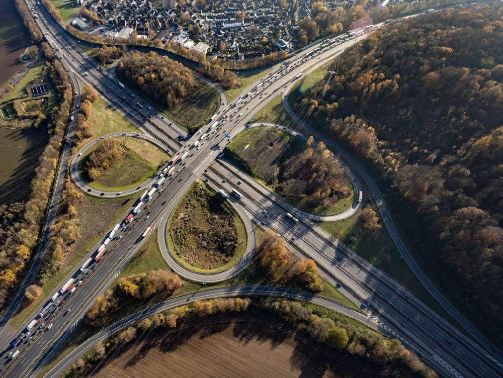 Schwerte von oben - Verkehrsführung am Autobahnkreuz der BAB A1 und der A45 in Schwerte im Bundesland Nordrhein-Westfalen, Deutschland