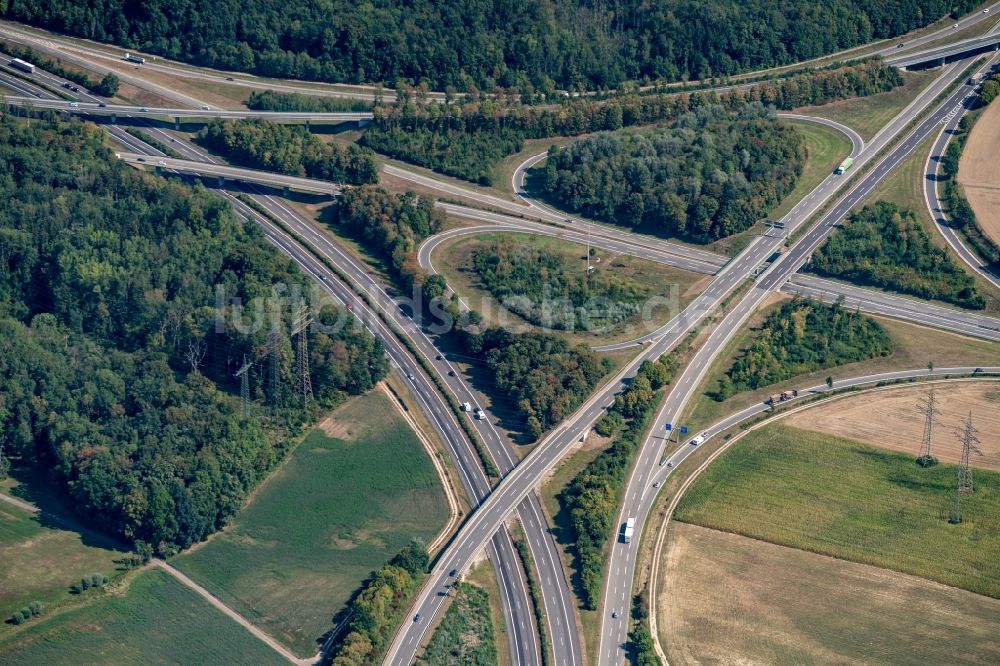 Luftaufnahme Singen (Hohentwiel) - Verkehrsführung am Autobahnkreuz der BAB A81 / A98 Singen in Singen (Hohentwiel) im Bundesland Baden-Württemberg, Deutschland