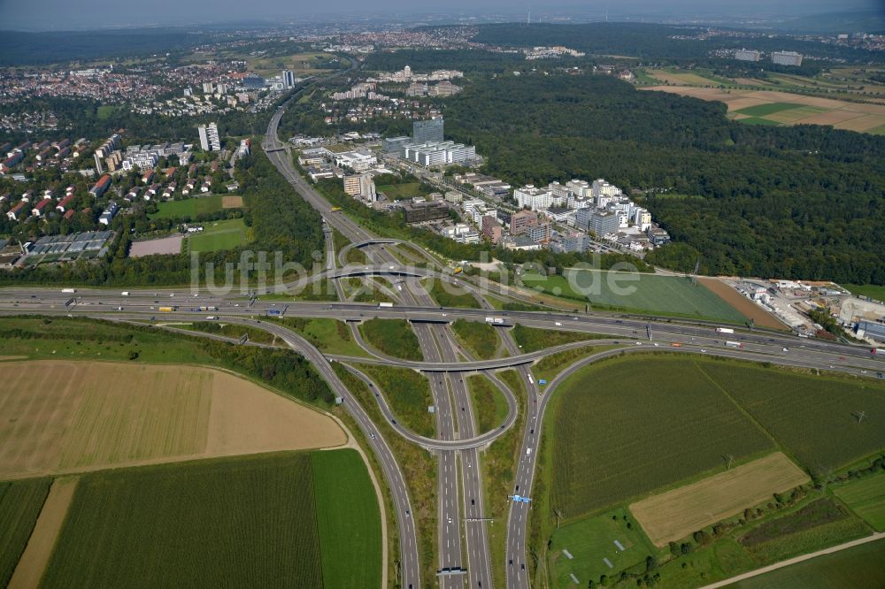 Leinfelden-Echterdingen aus der Vogelperspektive: Verkehrsführung am Autobahnkreuz der BAB A8 - B27 Stuttgart-Möhringen in Leinfelden-Echterdingen im Bundesland Baden-Württemberg