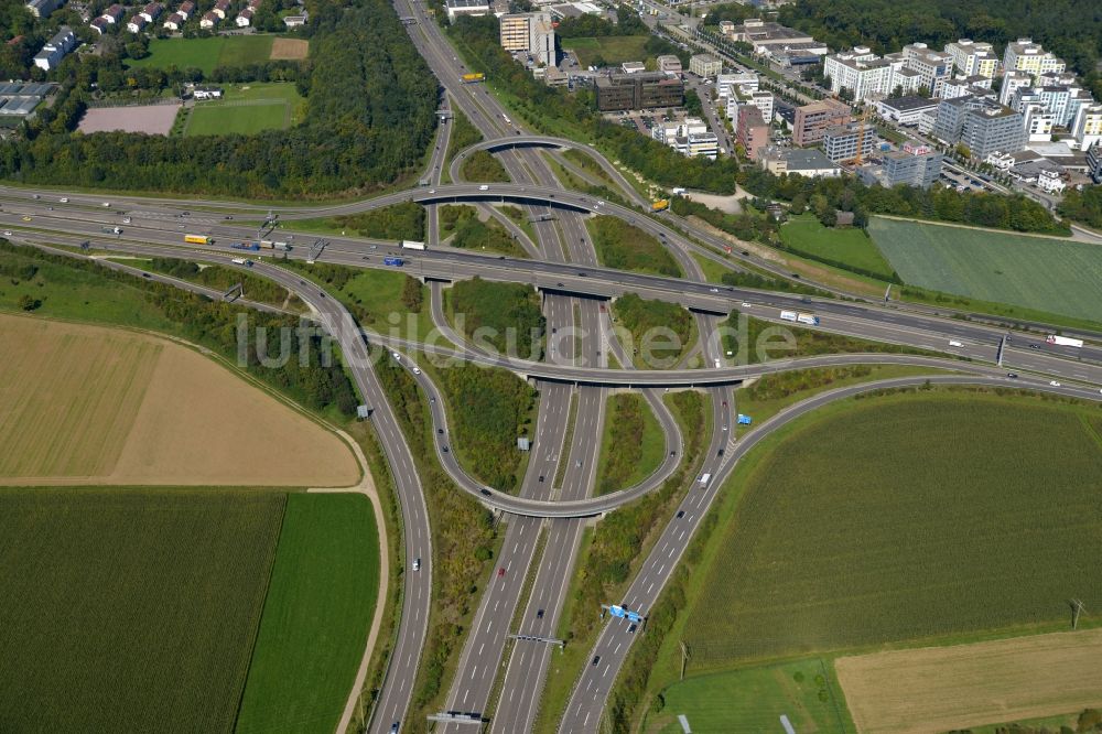 Luftbild Leinfelden-Echterdingen - Verkehrsführung am Autobahnkreuz der BAB A8 - B27 Stuttgart-Möhringen in Leinfelden-Echterdingen im Bundesland Baden-Württemberg