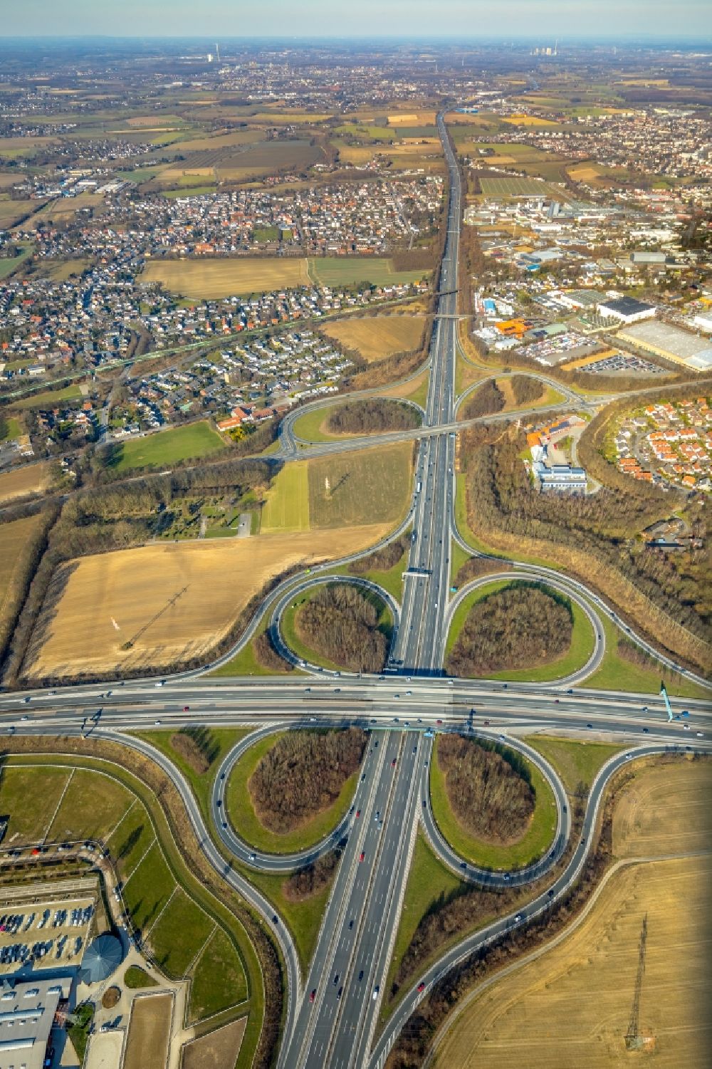 Unna von oben - Verkehrsführung am Autobahnkreuz der BAB A44 Unna-Ost in Unna im Bundesland Nordrhein-Westfalen, Deutschland