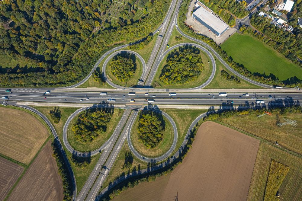 Unna von oben - Verkehrsführung am Autobahnkreuz der BAB A44 Unna-Ost in Unna im Bundesland Nordrhein-Westfalen, Deutschland