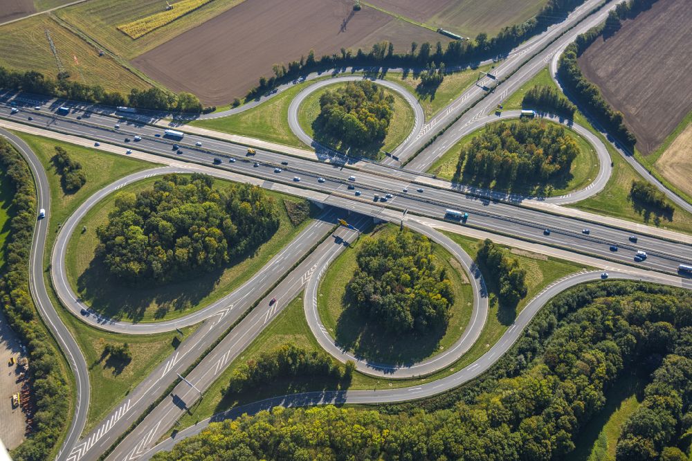 Unna aus der Vogelperspektive: Verkehrsführung am Autobahnkreuz der BAB A44 Unna-Ost in Unna im Bundesland Nordrhein-Westfalen, Deutschland