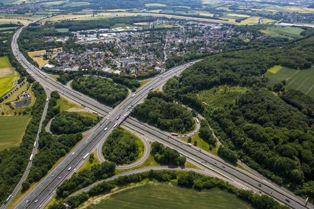 Schwerte von oben - Verkehrsführung am Autobahnkreuz der BAB A45 A1 - E37 E41 Westhofener Kreuz in Schwerte im Bundesland Nordrhein-Westfalen