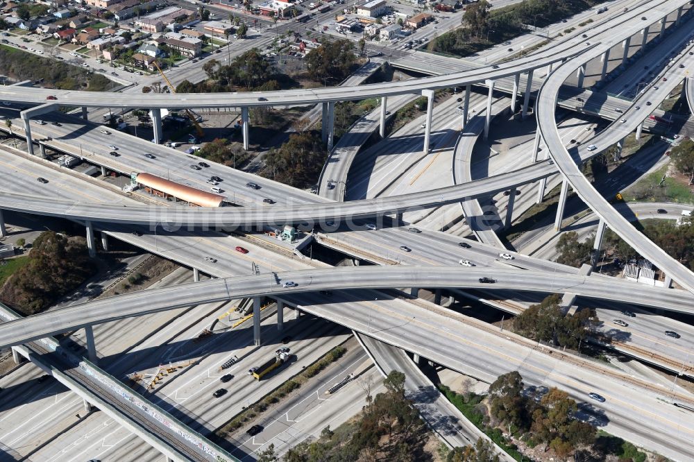 Luftaufnahme Los Angeles - Verkehrsführung am Autobahnkreuz der Harbor Gateway North in Los Angeles in Kalifornien, USA