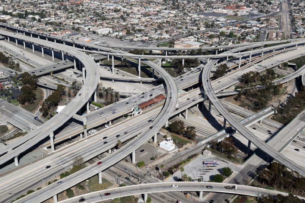 Los Angeles von oben - Verkehrsführung am Autobahnkreuz der Harbor Gateway North in Los Angeles in Kalifornien, USA