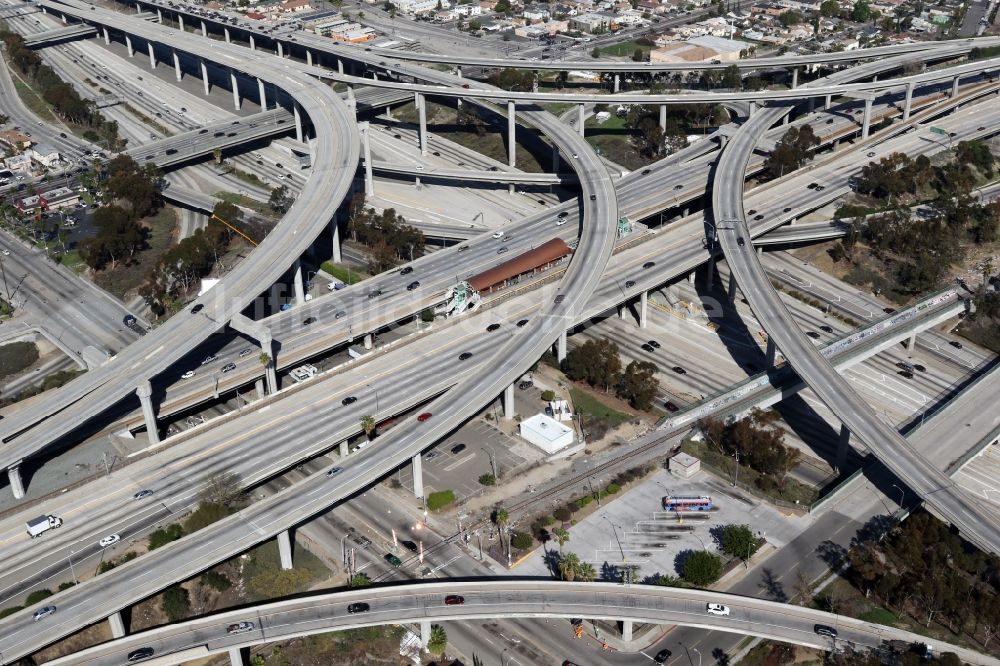Los Angeles aus der Vogelperspektive: Verkehrsführung am Autobahnkreuz der Harbor Gateway North in Los Angeles in Kalifornien, USA
