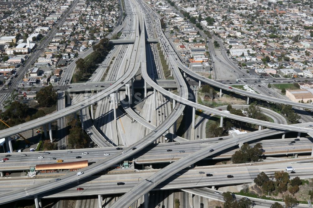 Luftaufnahme Los Angeles - Verkehrsführung am Autobahnkreuz der Harbor Gateway North in Los Angeles in Kalifornien, USA