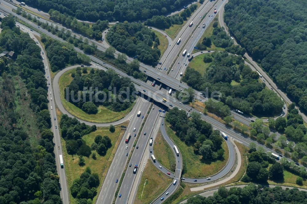 Luftaufnahme Köln - Verkehrsführung am Autobahnkreuz Köln- Süd der BAB A555 - A4 im Ortsteil Rodenkirchen in Köln im Bundesland Nordrhein-Westfalen, Deutschland