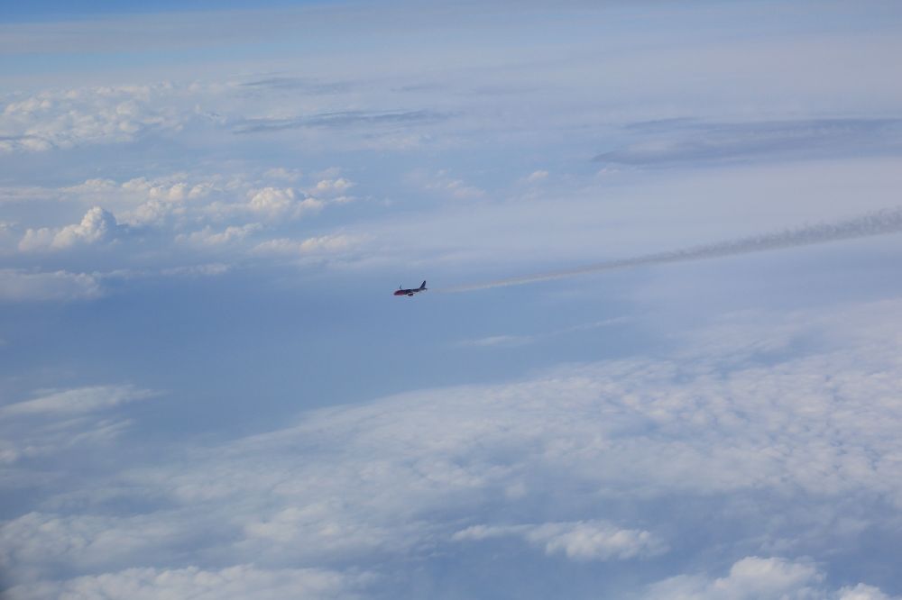 Ajaccio von oben - Verkehrsflugzeug über den Wolken bei Ajaccio in Frankreich