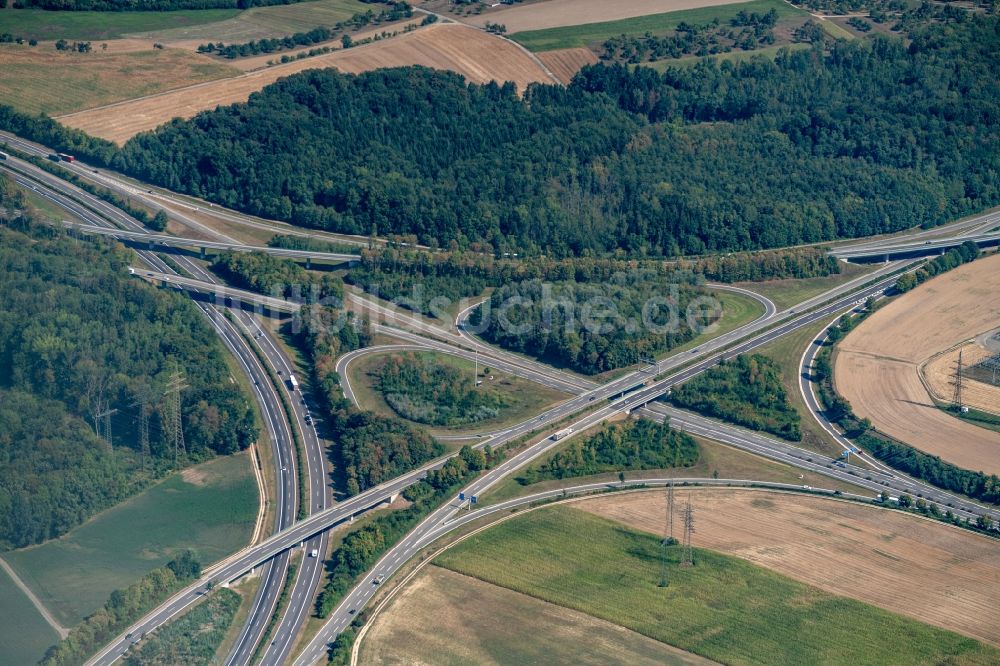 Luftbild Singen (Hohentwiel) - Verkehrsführung am Autobahnkreuz der BAB A81 / A98 Singen in Singen (Hohentwiel) im Bundesland Baden-Württemberg, Deutschland