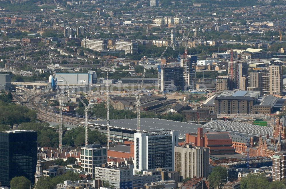 Luftaufnahme London - Verkehrsknoten am Cedar Way Industriegebiet und St. Martin's College of Art and Design im Stadtbezirk Camden in London in der Grafschaft Greater London in Großbritannien