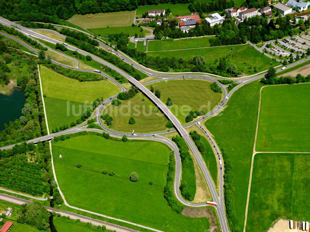 Rissegg aus der Vogelperspektive: Verkehrsknotenpunkt Bundesstraße B312 und B30 in Rissegg im Bundesland Baden-Württemberg, Deutschland