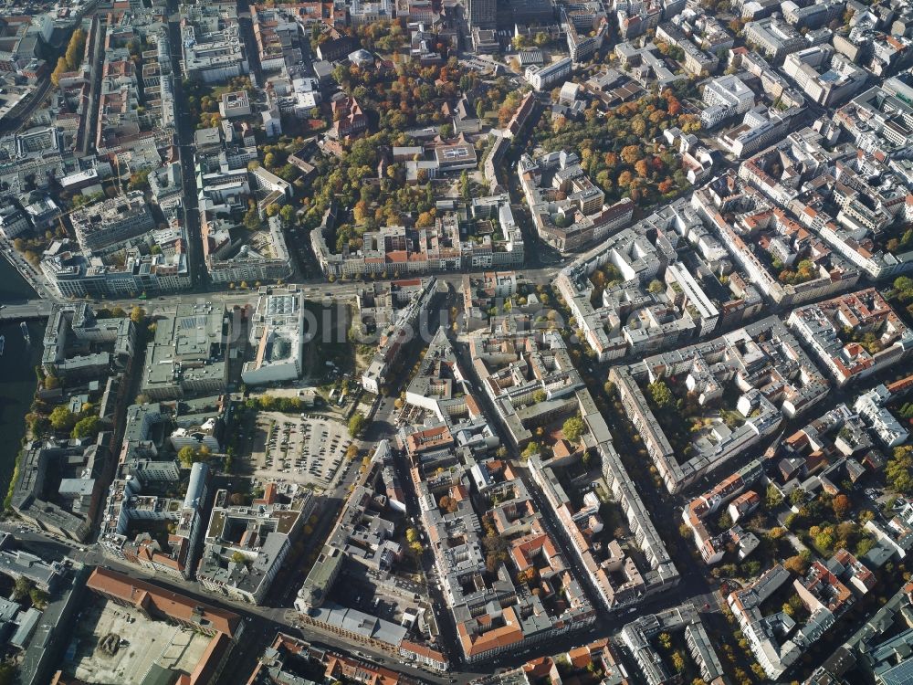 Luftaufnahme Berlin - Verkehrsknotenpunkt Oranienburger Tor und seine Umgebung im Bezirk Mitte in Berlin