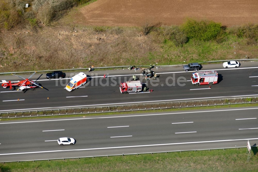 Luftbild Hann. Münden - Verkehrsunfall mit Autobahn- Stau im Streckenverlauf der Autobahn A7 in Hann. Münden im Bundesland Niedersachsen, Deutschland