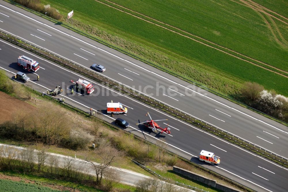 Luftaufnahme Hann. Münden - Verkehrsunfall mit Autobahn- Stau im Streckenverlauf der Autobahn A7 in Hann. Münden im Bundesland Niedersachsen, Deutschland