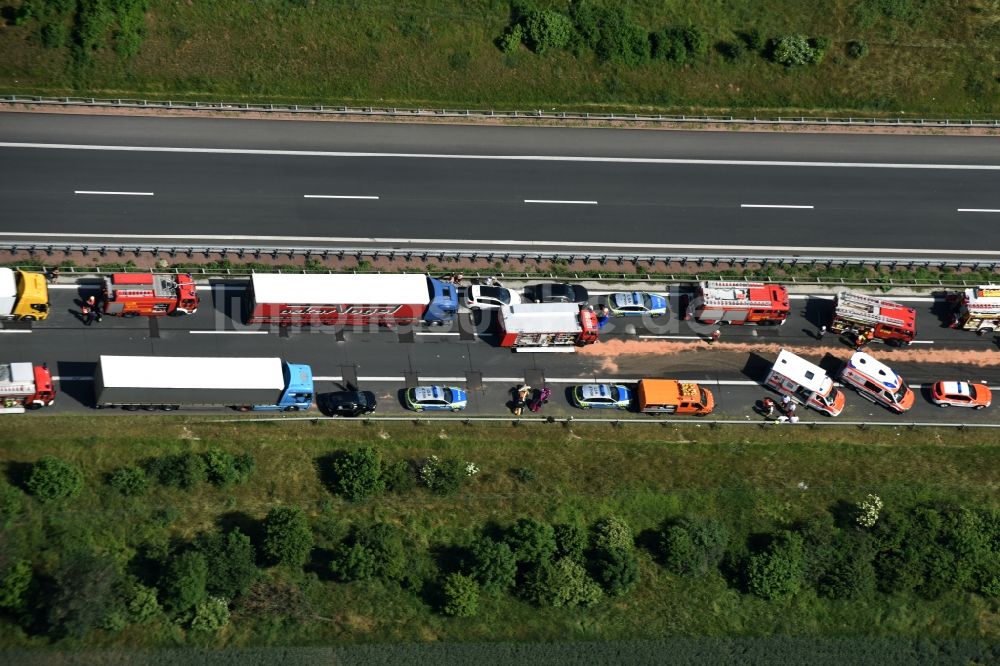 Plötzkau aus der Vogelperspektive: Verkehrsunfall mit Autobahn- Stau im Streckenverlauf der BAB A14 durch einen LKW Lastkraftwagen in Plötzkau im Bundesland Sachsen-Anhalt