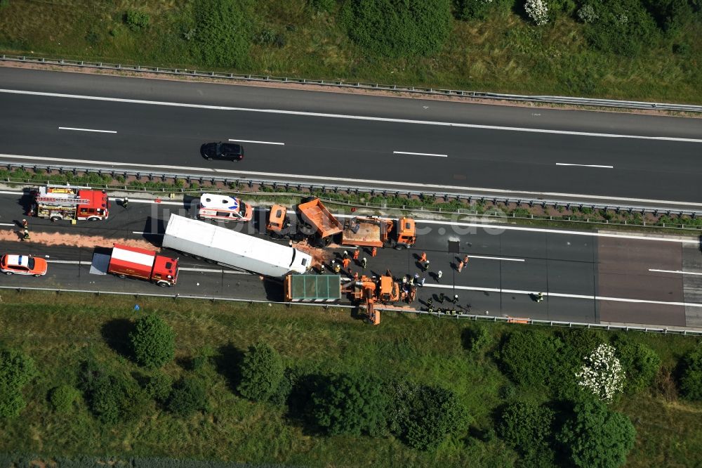 Plötzkau von oben - Verkehrsunfall mit Autobahn- Stau im Streckenverlauf der BAB A14 durch einen LKW Lastkraftwagen in Plötzkau im Bundesland Sachsen-Anhalt