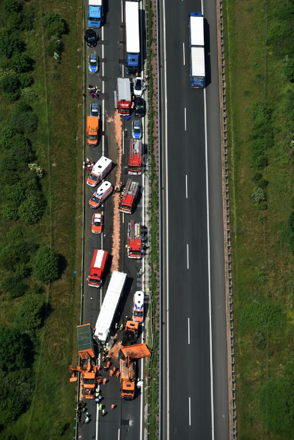 Luftbild Plötzkau - Verkehrsunfall mit Autobahn- Stau im Streckenverlauf der BAB A14 durch einen LKW Lastkraftwagen in Plötzkau im Bundesland Sachsen-Anhalt