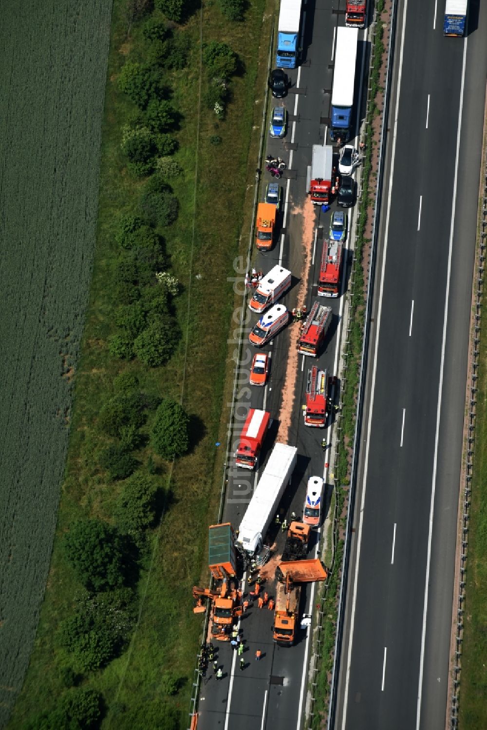 Luftaufnahme Plötzkau - Verkehrsunfall mit Autobahn- Stau im Streckenverlauf der BAB A14 durch einen LKW Lastkraftwagen in Plötzkau im Bundesland Sachsen-Anhalt