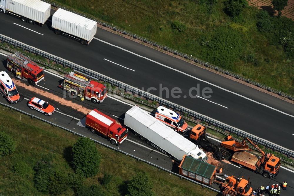 Plötzkau von oben - Verkehrsunfall mit Autobahn- Stau im Streckenverlauf der A14 in Plötzkau im Bundesland Sachsen-Anhalt