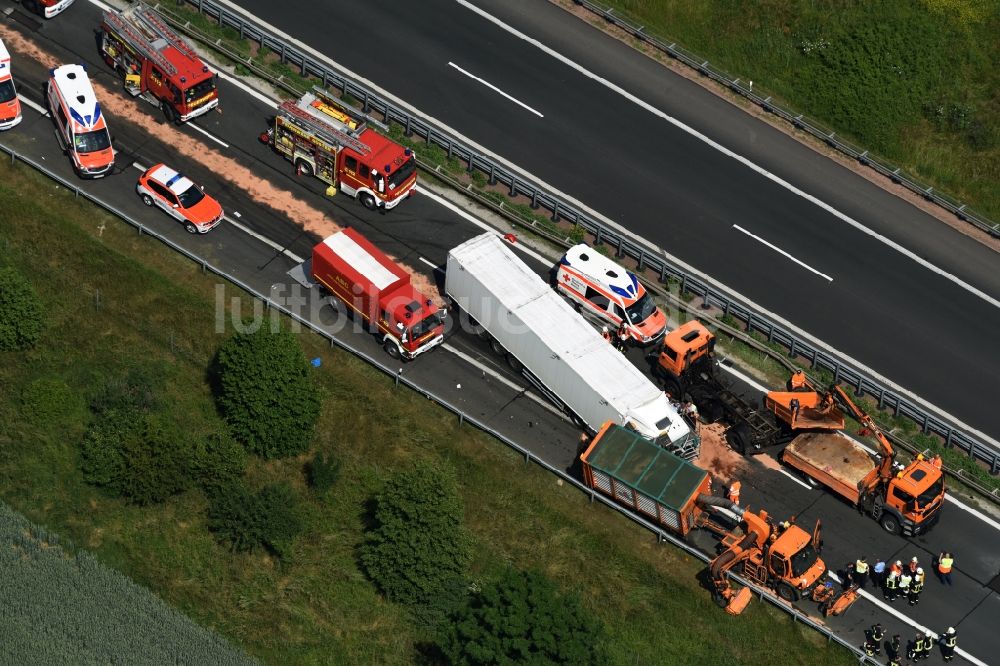 Plötzkau aus der Vogelperspektive: Verkehrsunfall mit Autobahn- Stau im Streckenverlauf der A14 in Plötzkau im Bundesland Sachsen-Anhalt
