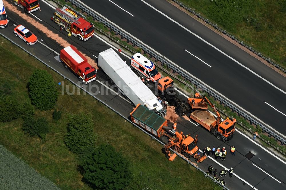 Luftbild Plötzkau - Verkehrsunfall mit Autobahn- Stau im Streckenverlauf der A14 in Plötzkau im Bundesland Sachsen-Anhalt