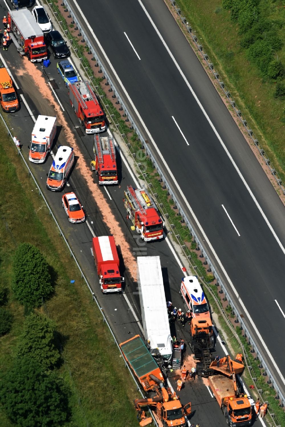 Luftaufnahme Plötzkau - Verkehrsunfall mit Autobahn- Stau im Streckenverlauf der A14 in Plötzkau im Bundesland Sachsen-Anhalt