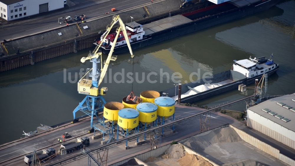 Andernach aus der Vogelperspektive: Verladetätigkeit auf ein Schiff mit einem Kran im Hafen in Andernach im Bundesland Rheinland-Pfalz, Deutschland