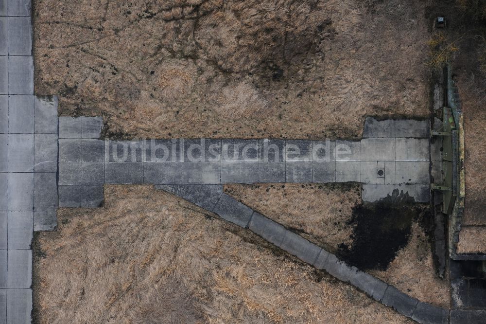 Luftbild Peenemünde - Verlassene Ruinen am ehemaligen Flugplatz in Peenemünde im Bundesland Mecklenburg-Vorpommern, Deutschland