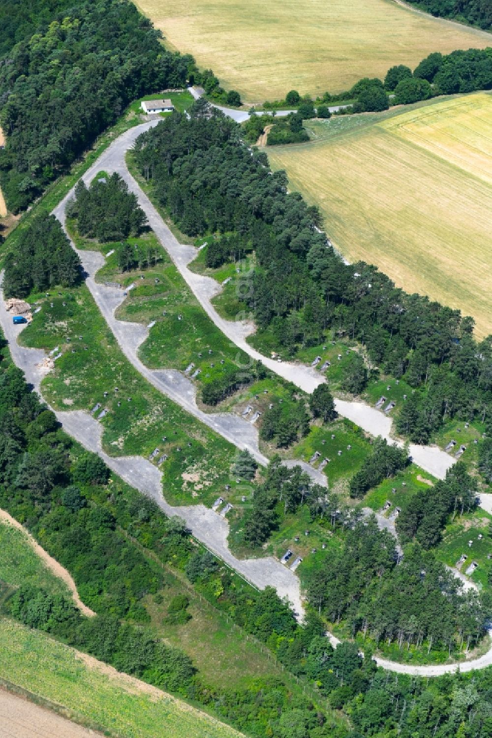 Tauberbischofsheim von oben - Verlassener Bunker- Gebäudekomplex und Munitionsdepots auf dem militärischen Übungsgelände im Naturschutzgebiet Brachleite in Tauberbischofsheim im Bundesland Baden-Württemberg, Deutschland