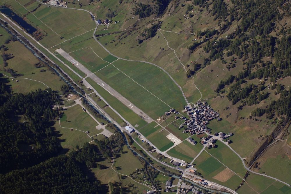 Obergoms VS aus der Vogelperspektive: Verlassener Flugplatz und geschlossene Piste in Obergoms VS im Kanton Wallis, Schweiz