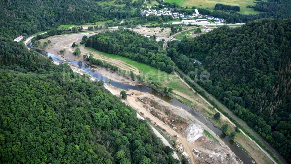 Altenahr von oben - Verlauf der Ahr südlich von Kreuzberg (Ahr) nach der Hochwasserkatastrophe im Ahrtal diesen Jahres im Bundesland Rheinland-Pfalz, Deutschland