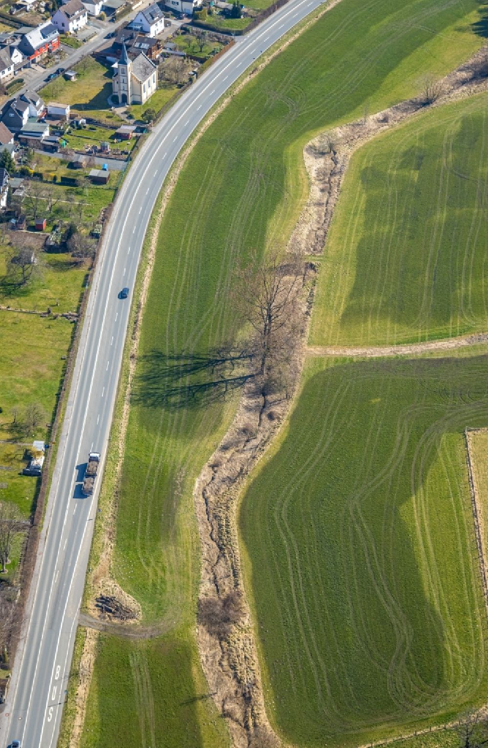 Luftaufnahme Oeventrop - Verlauf eines Bach - Flüsschens entlang der L541 in Oeventrop im Bundesland Nordrhein-Westfalen, Deutschland