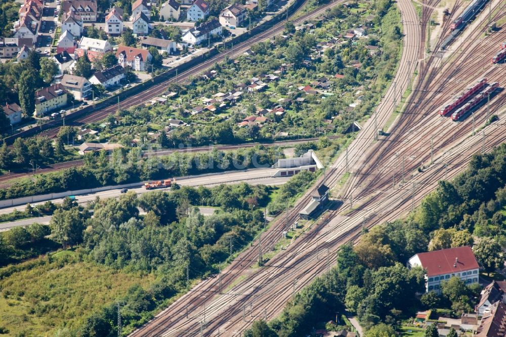Luftbild Karlsruhe - Verlauf der Bahngleise über dem Edeltrud Tunnel der Südtangente im Ortsteil Beiertheim - Bulach in Karlsruhe im Bundesland Baden-Württemberg