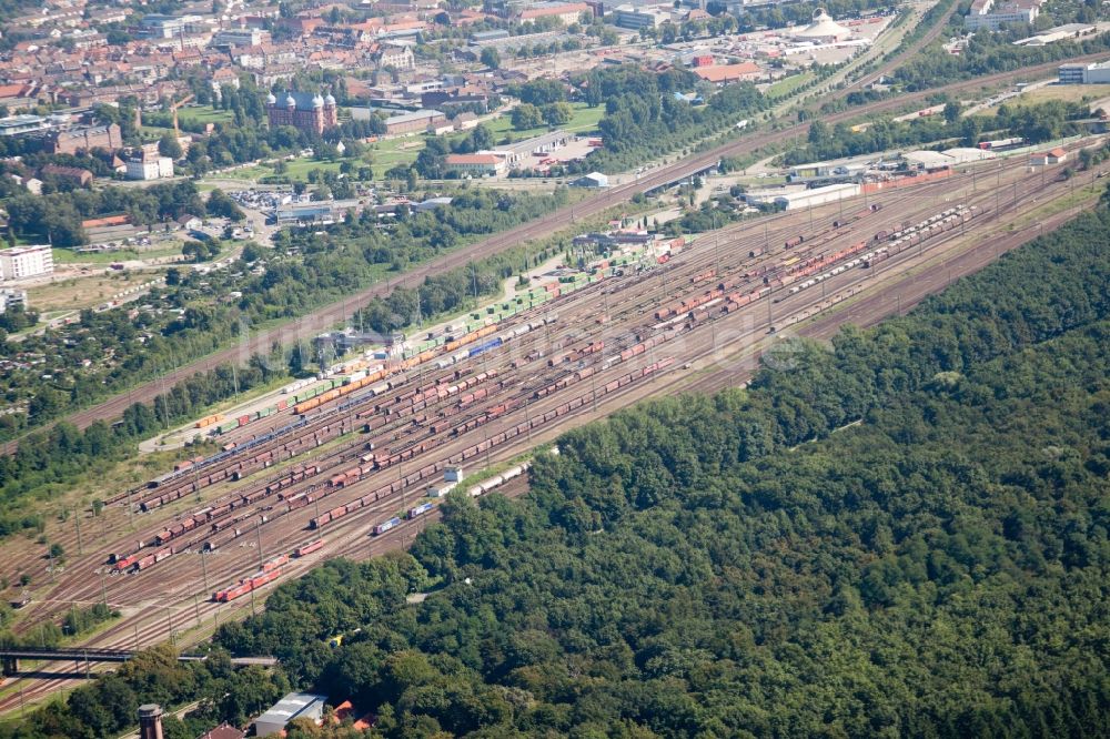 Luftaufnahme Karlsruhe - Verlauf der Bahngleise über dem Edeltrud Tunnel der Südtangente im Ortsteil Beiertheim - Bulach in Karlsruhe im Bundesland Baden-Württemberg