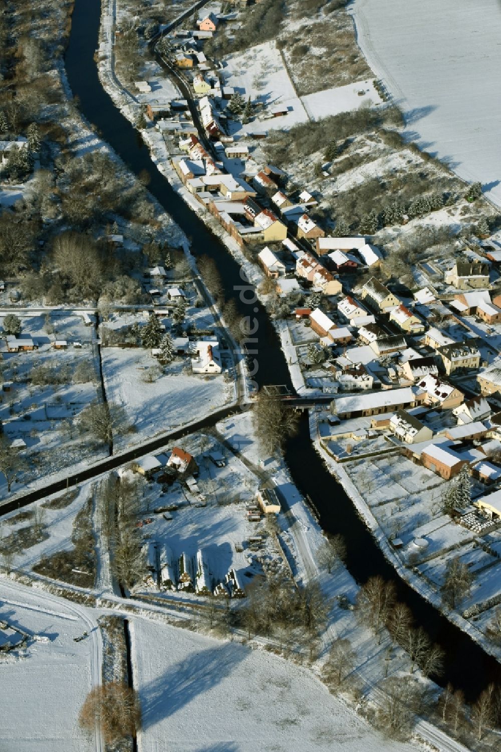 Luftaufnahme Niederfinow - Verlauf des Flusses Alte Finow entlang des Ortsrandes des winterlich verschneiten Dorfes Niederfinow im Bundesland Brandenburg